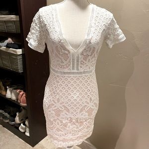 A PEACH SZ SMALL WHITE LACE DRESS KEYHOLE BACK